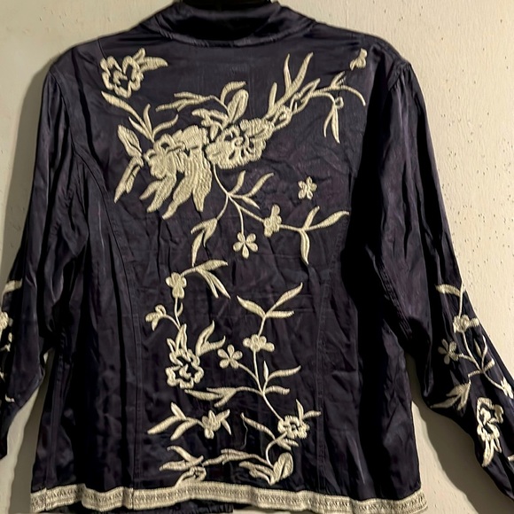 Johnny Was jacket with embroidery front and back 2 pockets to the front - Picture 6 of 8